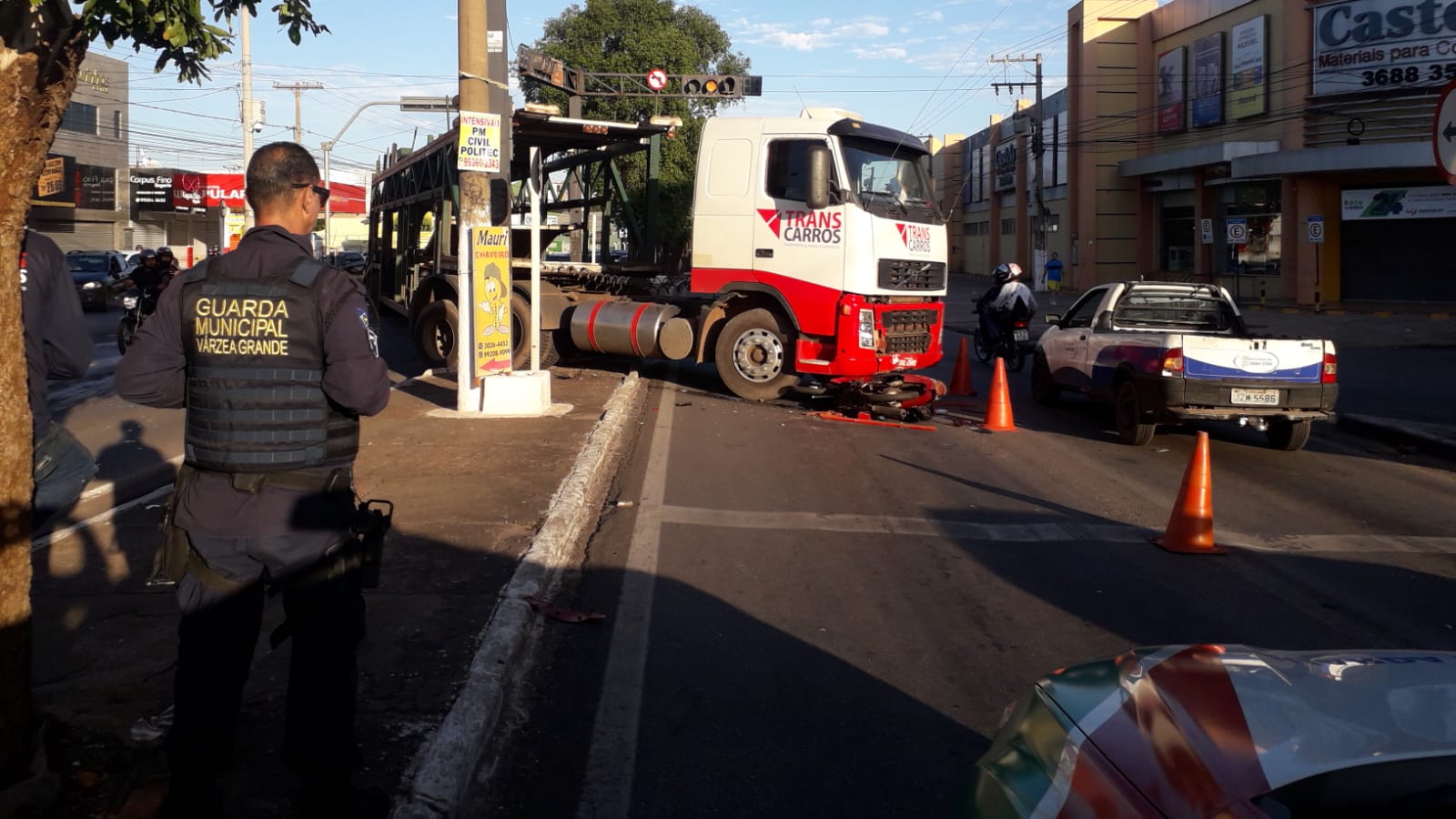 Engavetamento entre carreta-cegonha, caminhões e moto deixa uma